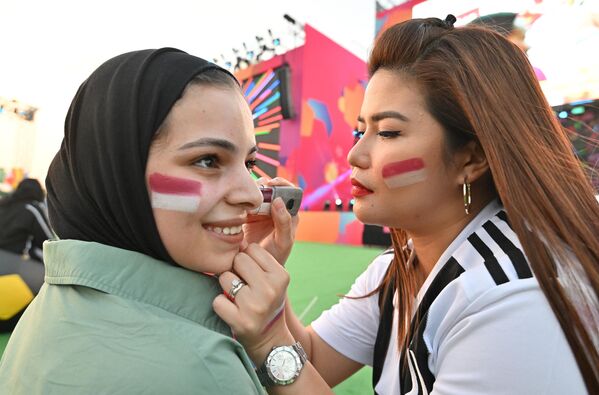 Болельщицы сборной Катара перед началом матча группового этапа чемпионата мира по футболу между сборными Катара и Эквадора - Sputnik International