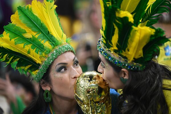 Brazilian fans before the World Cup group stage match between Brazil and Serbia. - Sputnik International