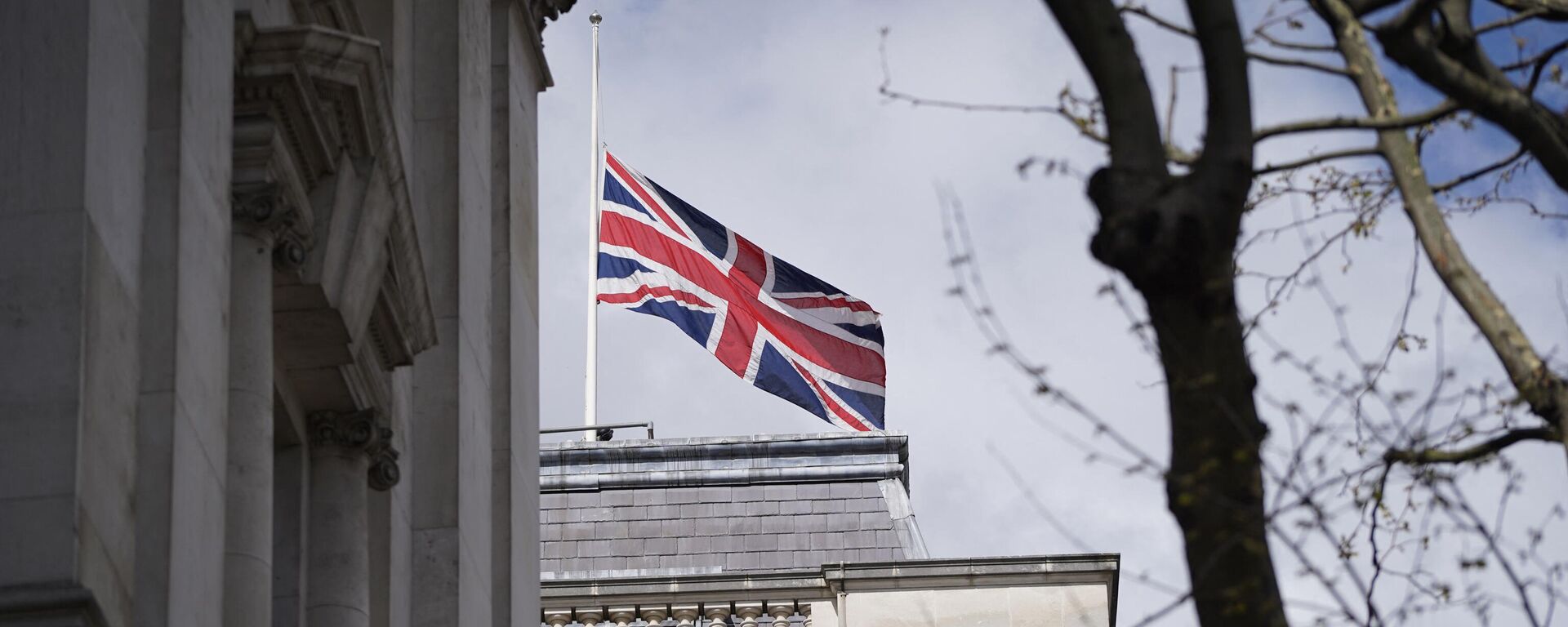 The Union Flag flies at half-mast over the Foreign, Commonwealth and Development Office in central London on April 9, 2021 after the announcement of the death of Britain's Prince Philip, Duke of Edinburgh. - Sputnik International, 1920, 07.12.2022