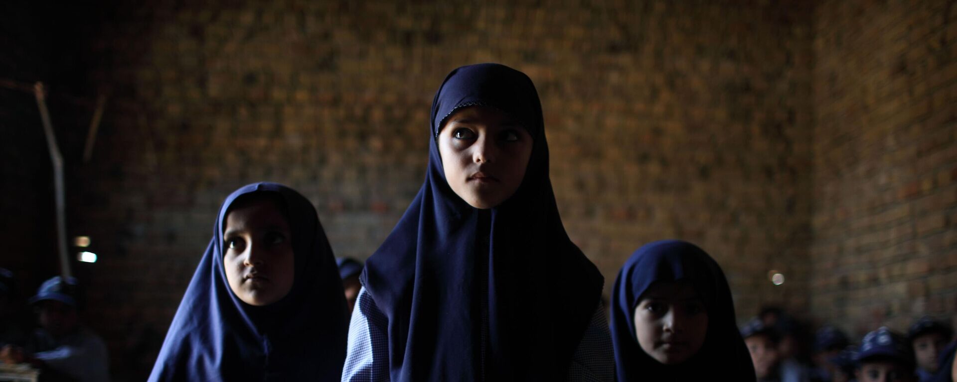 In this photo taken on Tuesday, Oct. 13, 2009, children attend a class in a school in Qutbal, Pakistan. - Sputnik International, 1920, 07.12.2022