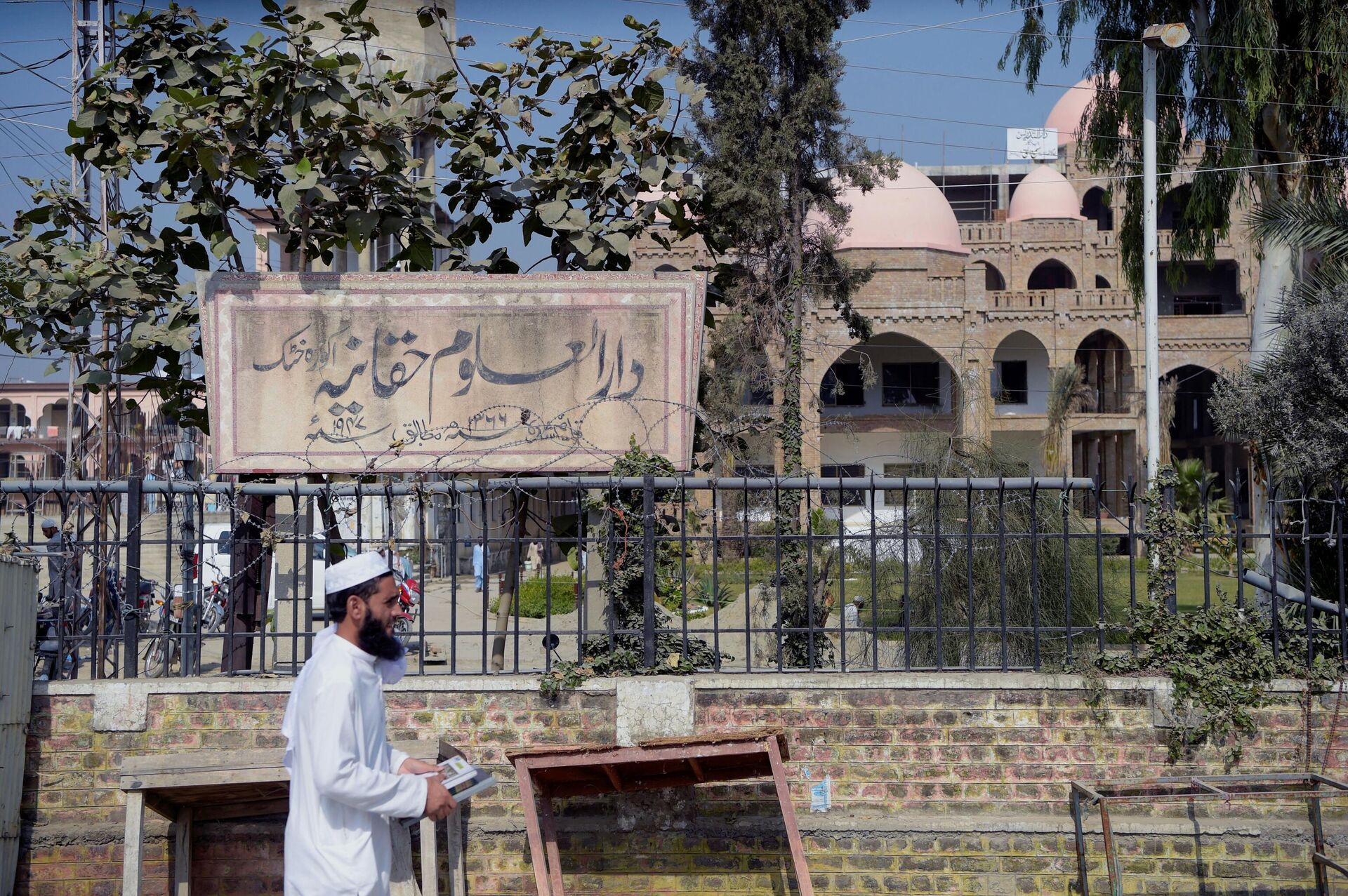 In this picture taken on October 19, 2020 an Islamic seminary student walks outside the Darul Uloom Haqqania seminary in Akora Khattak. - Sputnik International, 1920, 07.12.2022