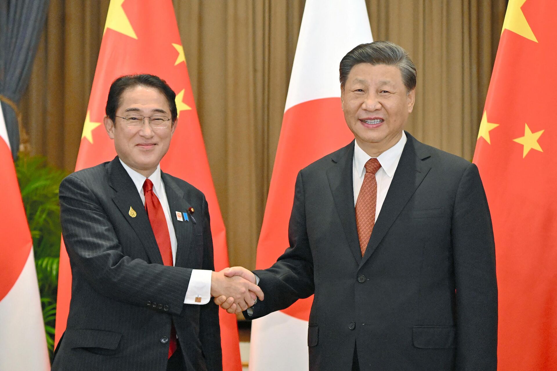 Japan's Prime Minister Fumio Kishida (L) shakes hands with China's President Xi Jinping during their meeting in Bangkok on November 17, 2022, on the sidelines of the Asia-Pacific Economic Cooperation (APEC) Summit. - Sputnik International, 1920, 07.12.2022