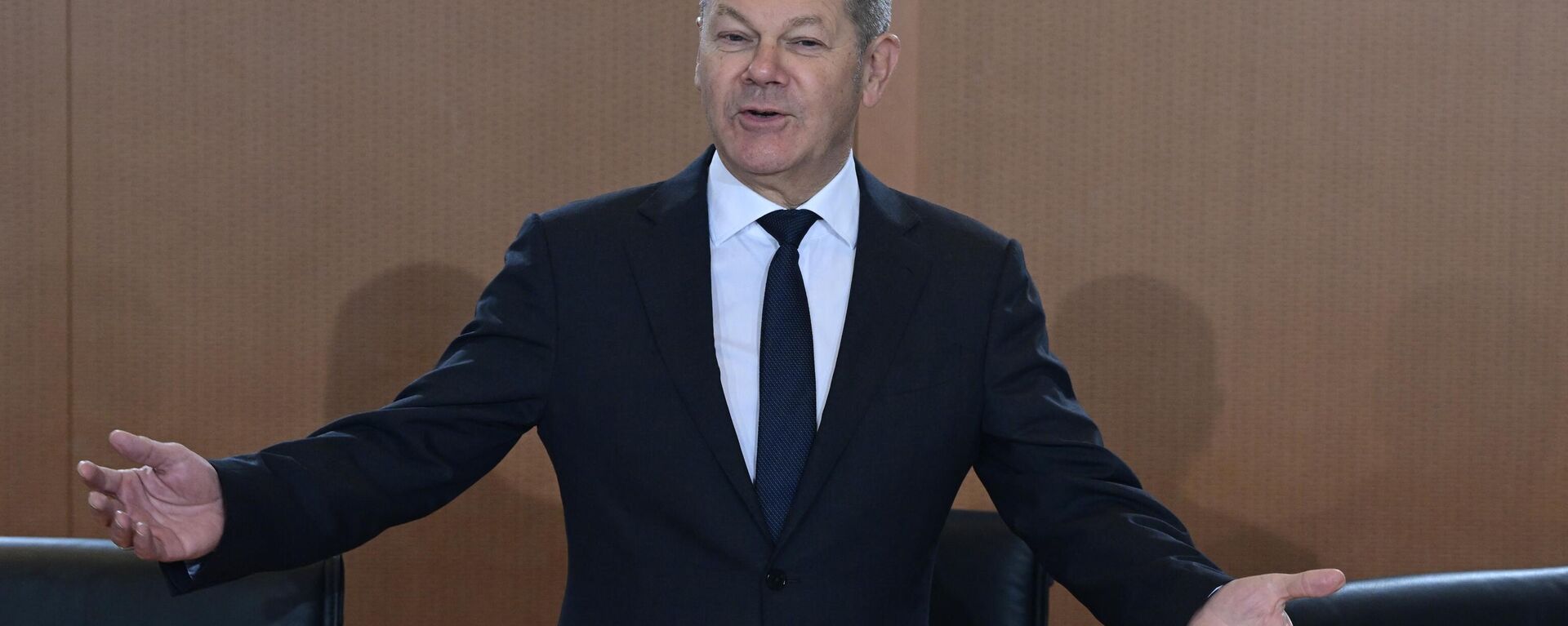 German Chancellor Olaf Scholz thanks cabinet members, after a year of the governmental coalition, on December 7, 2022, during a meeting of the German cabinet at the chancellery in Berlin - Sputnik International, 1920, 08.12.2022