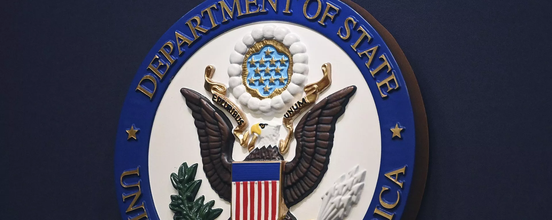 The State Department seal is seen on the briefing room lectern ahead of a briefing by State Department spokesperson Ned Price at the State Department in Washington, Monday, Janu 31, 2022. - Sputnik International, 1920, 24.06.2024