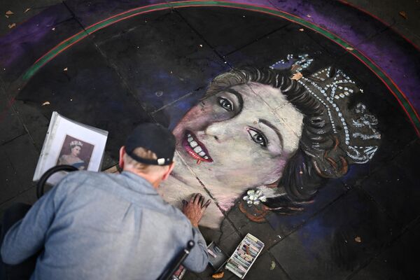 An artist draws a portrait of Britain&#x27;s Queen Elizabeth II on tiles with chalk at Trafalgar Square in London on September 11, 2022. - Sputnik International