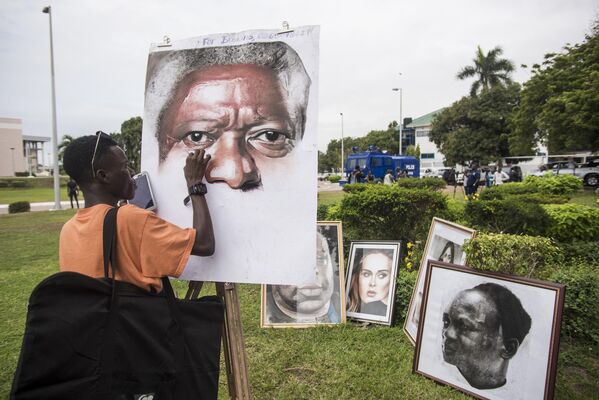 An artist paints a portrait of Kofi Annan at the entrance of the Accra International Conference Centre in Accra on September 11, 2018, where the coffin of the Ghanaian diplomat and former Secretary General of United Nations who died on August 18 at the age of 80 after a short illness lays. (Photo by CRISTINA ALDEHUELA / AFP) - Sputnik International