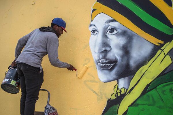 A graffiti artist paints a portrait of the late South African anti-apartheid campaigner, Winnie Madikizela-Mandela, ex-wife of former South African president Nelson Mandela, on April 7, 2018 in Soweto. - Winnie Mandela died on April 2, 2018, at the age of 81. - Sputnik International