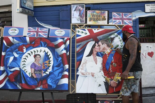 51-летний художник Алекс Санкер рисует портрет британского принца Уильяма и его жены Кэтрин на одной из улиц Белиза - Sputnik International