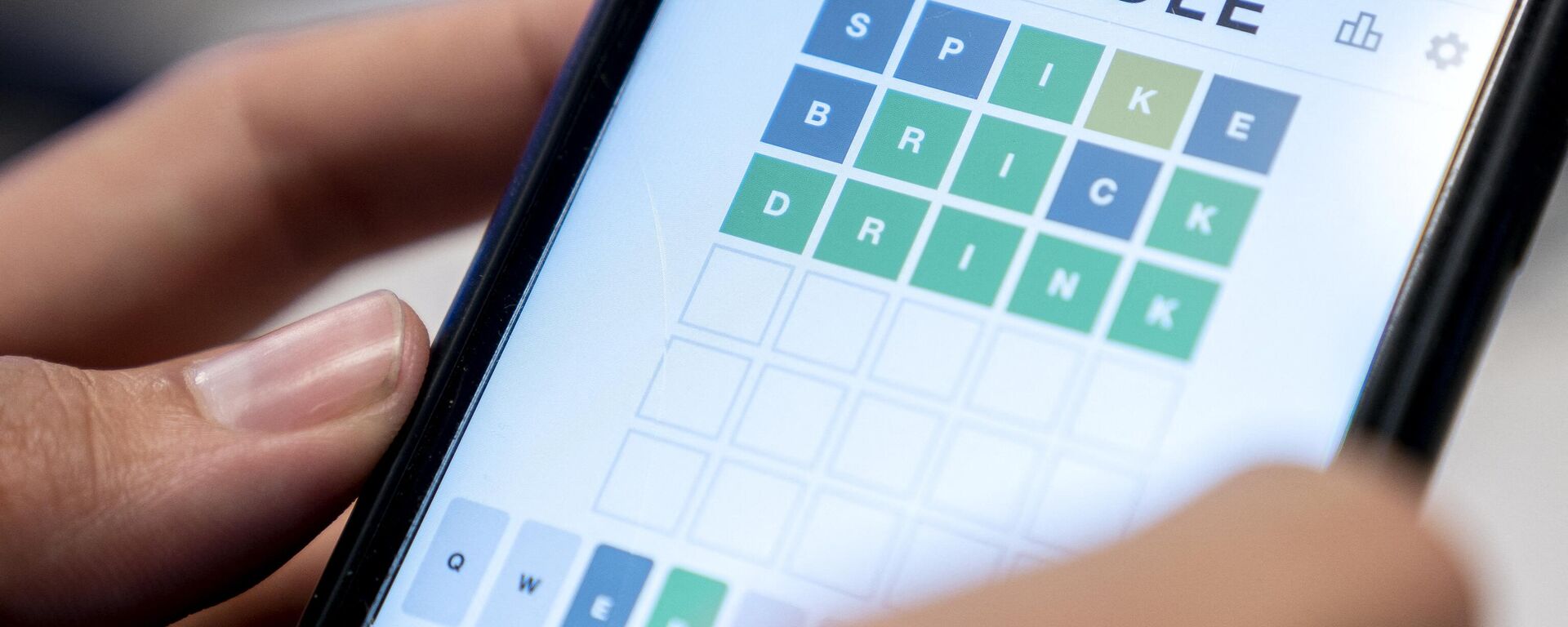This photo illustration shows a person playing online word game Wordle on a mobile phone in Washington, DC - Sputnik International, 1920, 08.12.2022