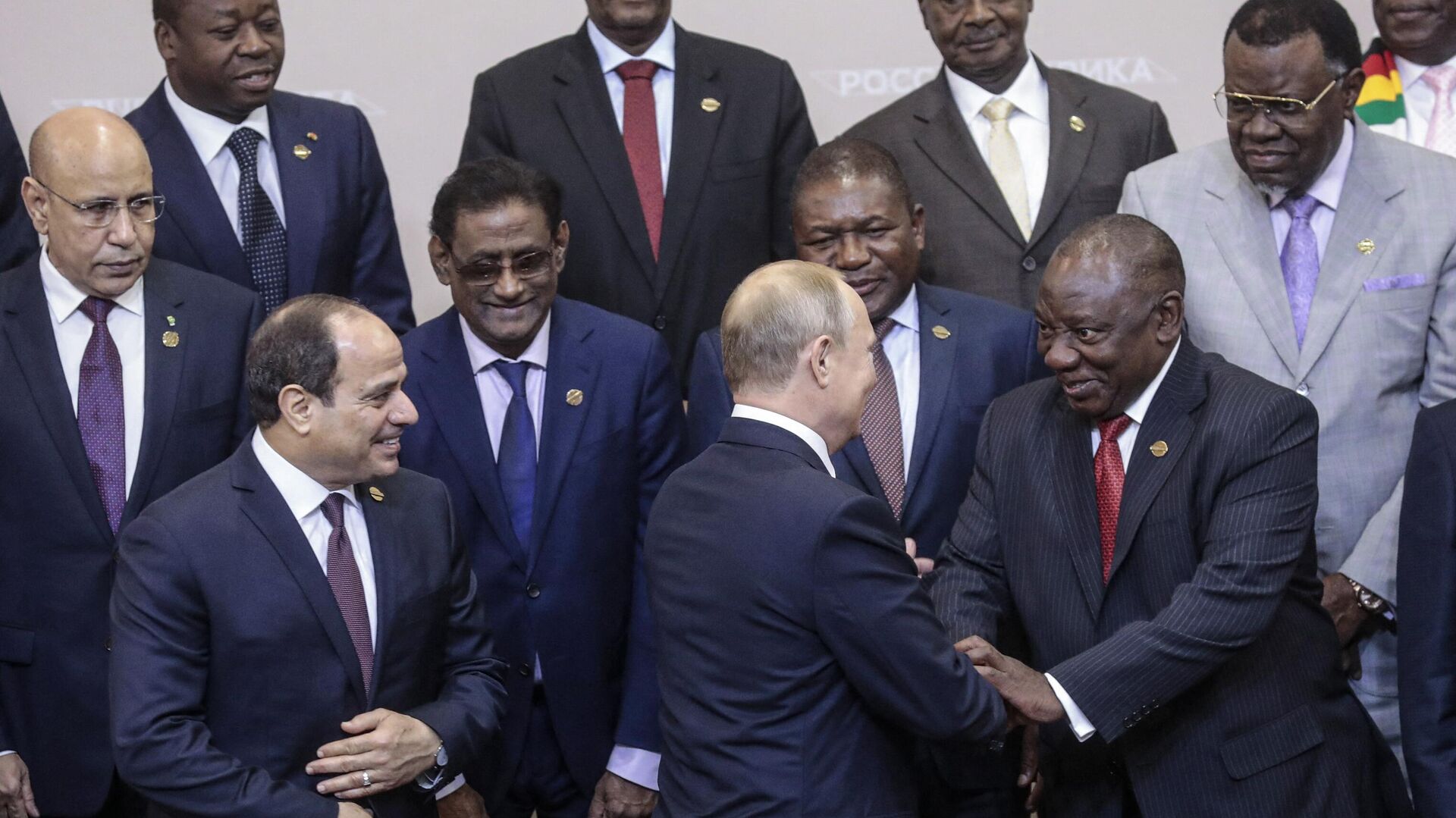 Russian President Vladimir Putin (C) shakes hands with South African President Cyril Ramaphosa (R) prior to a family photo with heads of countries taking part in the 2019 Russia-Africa Summit at the Sirius Park of Science and Art in Sochi on October 24, 2019. - Sputnik International, 1920, 08.12.2022