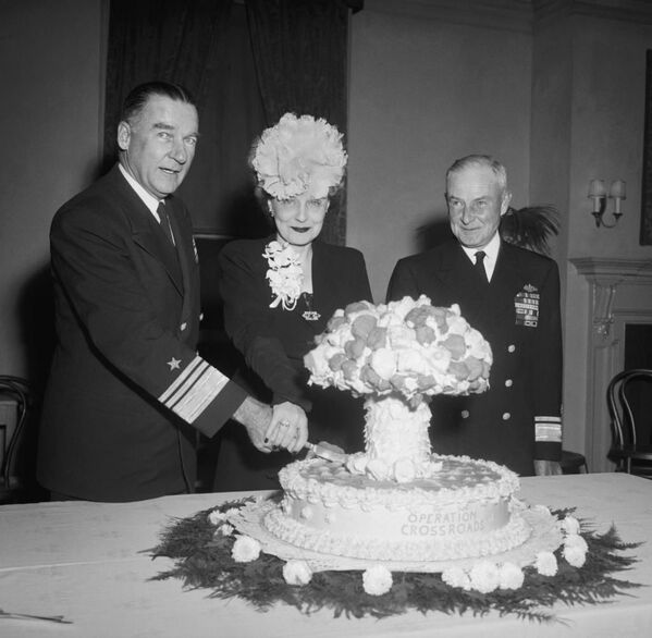 Адмирал Уильям Блэнди вместе с женой разрезают торт, посвященный операции Crossroads, рядом с адмиралом Франком Лоури - Sputnik International