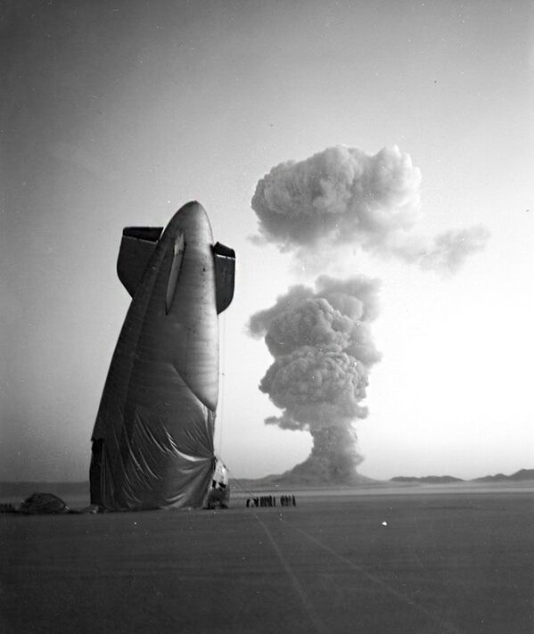 Airship ZSG-3 shot down by a shockwave from an explosion. Picture was taken from a distance of eight kilometers from the test site. Nevada Test Site, Nevada, August 7, 1957. - Sputnik International