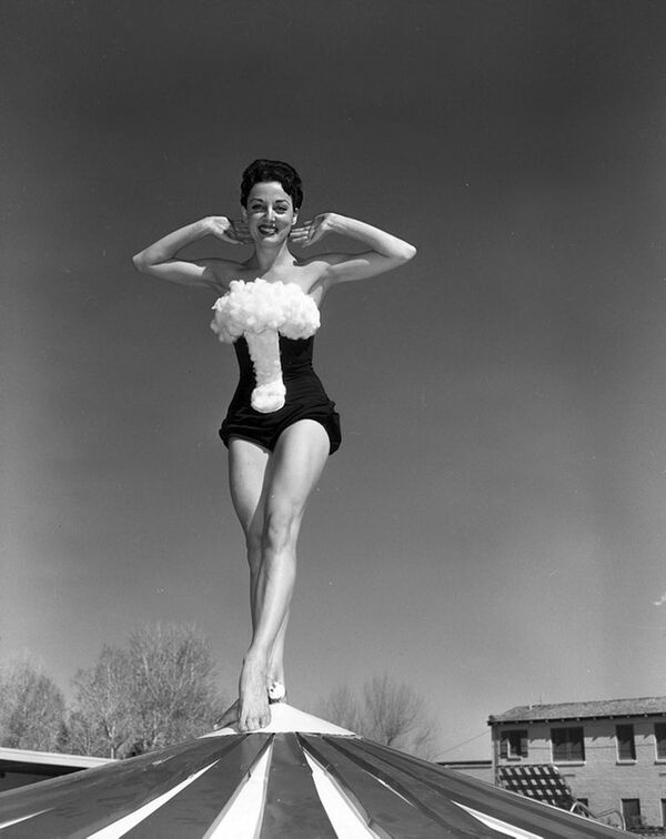 Miss Atomic Blast Candice King poses in an &quot;atomic&quot; swimsuit at The Last Frontier Casino Hotel, Las Vegas, March 5, 1953. - Sputnik International