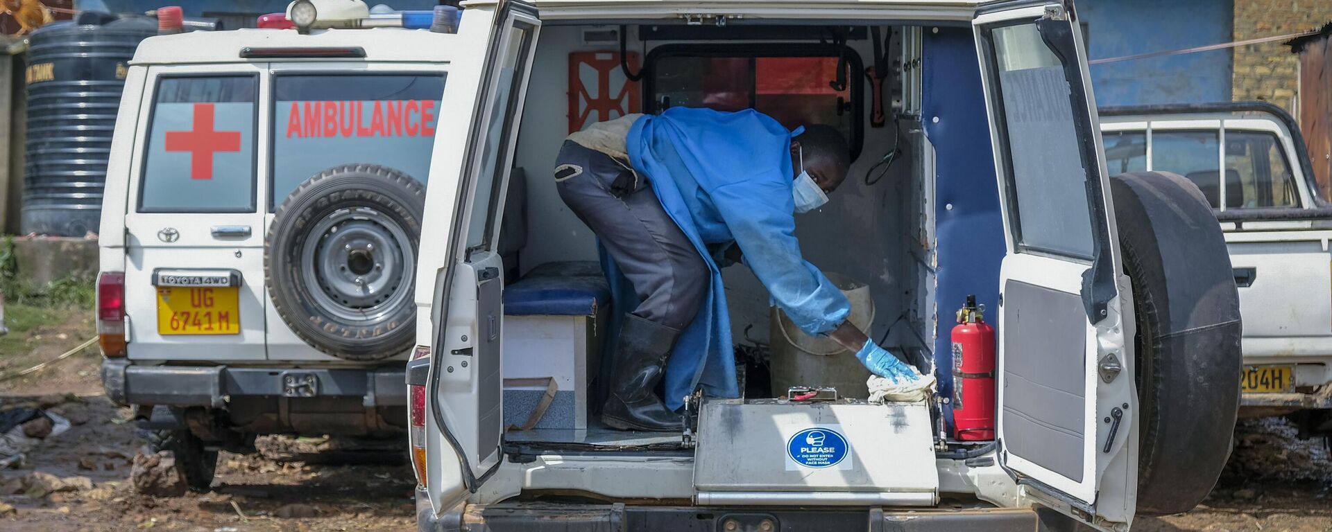 A man wearing protective clothing washes the interior of an ambulance used to transport suspected Ebola victims, in the town of Kassanda in Uganda, Tuesday, Nov. 1, 2022.  - Sputnik International, 1920, 08.12.2022