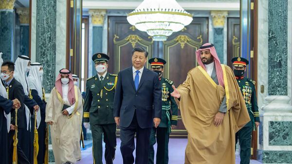 Chinese President Xi Jinping, left, is greeted by Saudi Crown Prince and Prime Minister Mohammed bin Salman - Sputnik International
