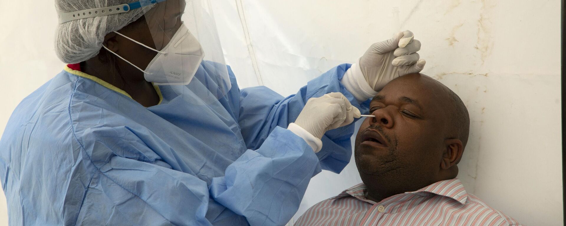 A patient undergoes a nasal swab to check for COVID-19 at a testing center in Soweto, South Africa, on May 11, 2022. - Sputnik International, 1920, 09.12.2022