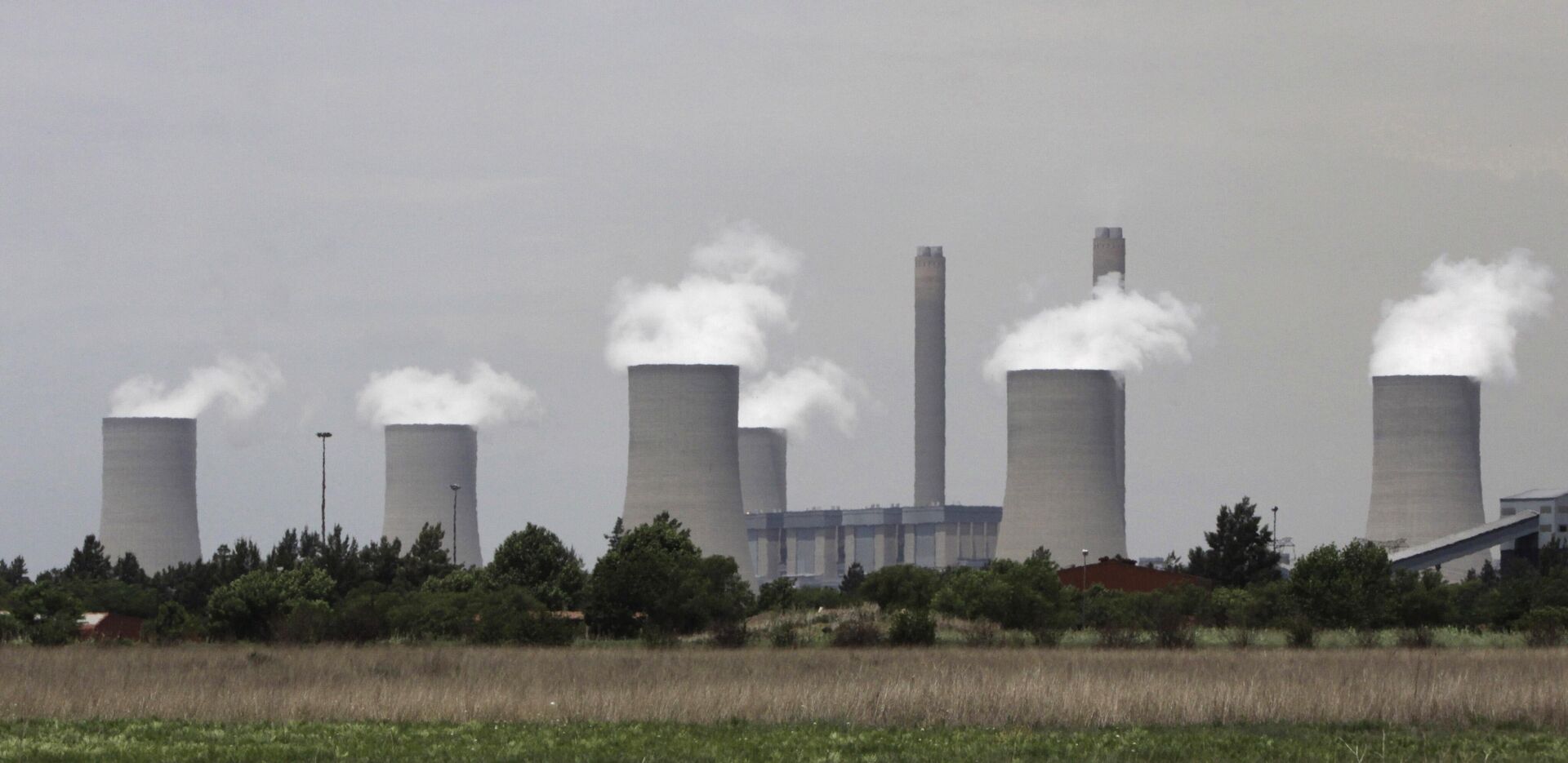 In this photo taken Monday, Nov. 21, 2011, the cooling towers at Eskom's coal-powered Lethabo power station are seen near Sasolburg, South Africa. - Sputnik International, 1920, 16.12.2022