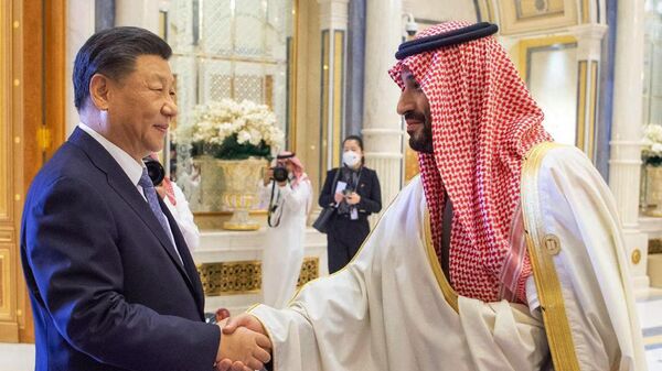 Saudi Crown Prince and Prime Minister Mohammed bin Salman, right, greets Chinese President Xi Jinping, during the Gulf Cooperation Council (GCC) Summit, in Riyadh, Saudi Arabia, Friday, Dec. 9, 2022. Photo by Saudi Press Agency, SPA. - Sputnik International