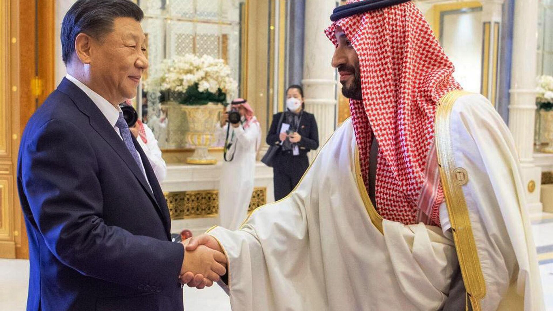 In this photo made available by Saudi Press Agency, SPA, Saudi Crown Prince and Prime Minister Mohammed bin Salman, right, greets Chinese President Xi Jinping, during the Gulf Cooperation Council (GCC) Summit, in Riyadh, Saudi Arabia, Friday, Dec. 9, 2022 - Sputnik International, 1920, 31.03.2023