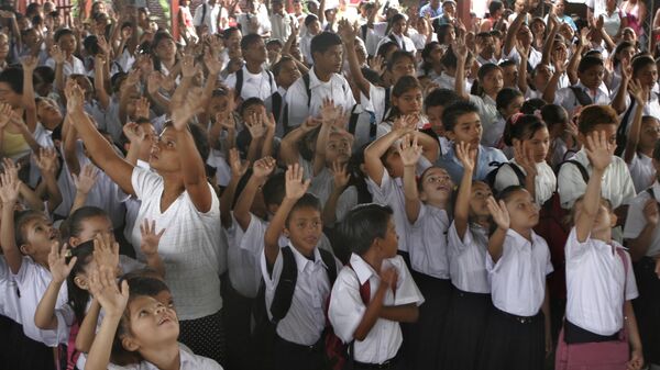 A group of students wave during the first day of  the school year in Managua, Monday, Feb. 4, 2008. According to Nicaragua's Education Secretary its main goal for 2008 is to enroll around 100.000 new students. - Sputnik International