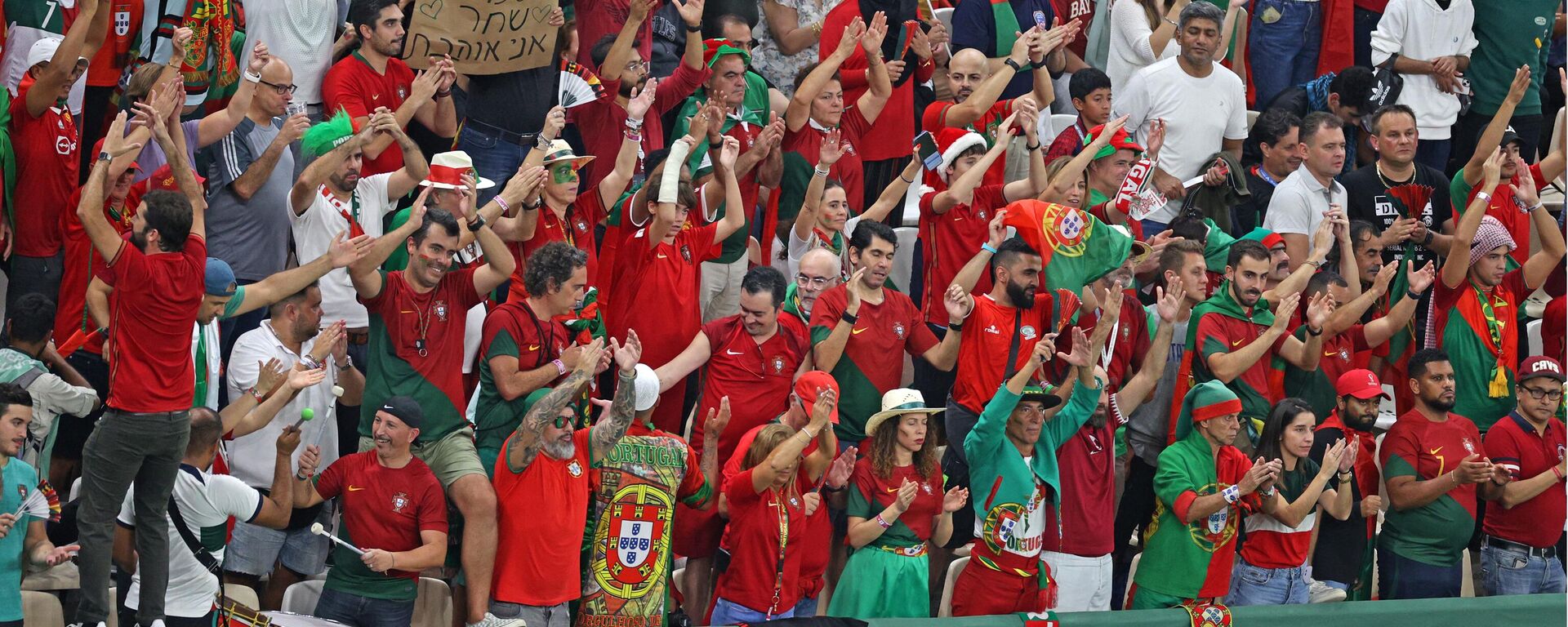 Portugal supporters celebrate during the Qatar 2022 World Cup round of 16 football match between Portugal and Switzerland at Lusail Stadium in Lusail, north of Doha on December 6, 2022.  - Sputnik International, 1920, 10.12.2022