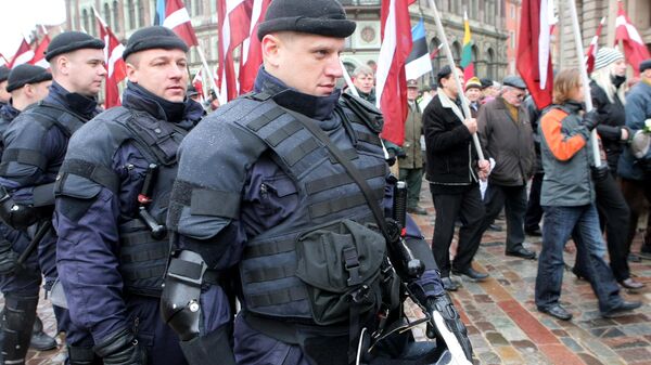 Former Latvian SS legion members and their relatives walk to the Monument of Freedom accompanied by riot police on March 16, 2008 in Riga. - Sputnik International
