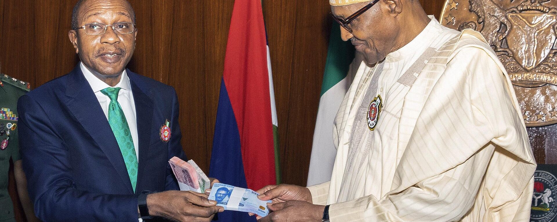 In this photo released by the Nigeria State House, Nigeria's central bank governor, Godwin Emefile, left, presents the newly designed currency notes to Nigeria's President Muhammadu Buhari, right, during a launch in Abuja, Nigeria, Tuesday, Nov. 22, 2022.  - Sputnik International, 1920, 10.12.2022