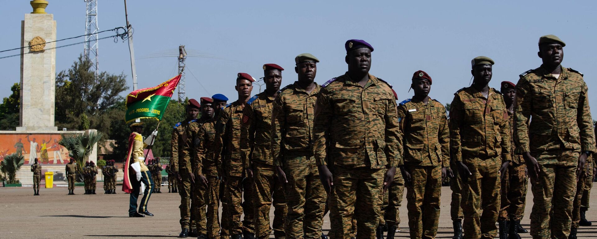 Soldiers from different army corps to be decorated with medals arrive during the 62nd anniversary of the creation of the Burkina Faso Armed Forces at the Nation Square in Ouagadougou on November 1, 2022.  - Sputnik International, 1920, 10.12.2022