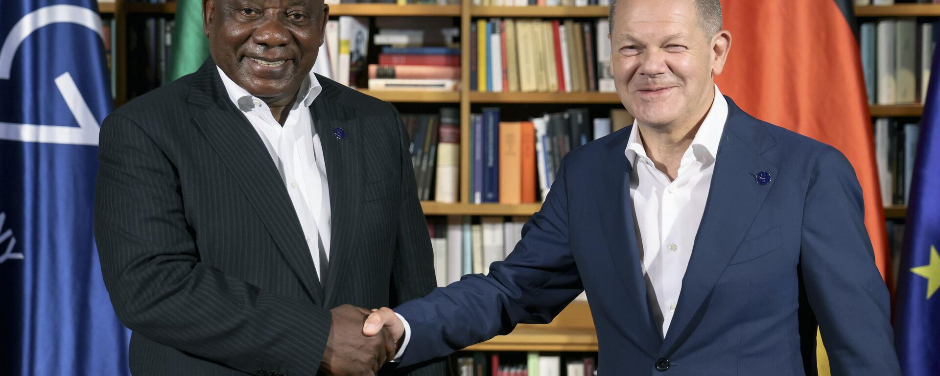 South African President Cyril Ramaphosa, left and German Chancellor Olaf Scholz shake hands as they attend a bilateral meeting on the sidelines of the G7 leaders summit at the Bavarian resort of Schloss Elmau castle, in Kruen, near Garmisch-Partenkirchen, Germany, Monday, June 27, 2022.  - Sputnik International, 1920, 11.12.2022