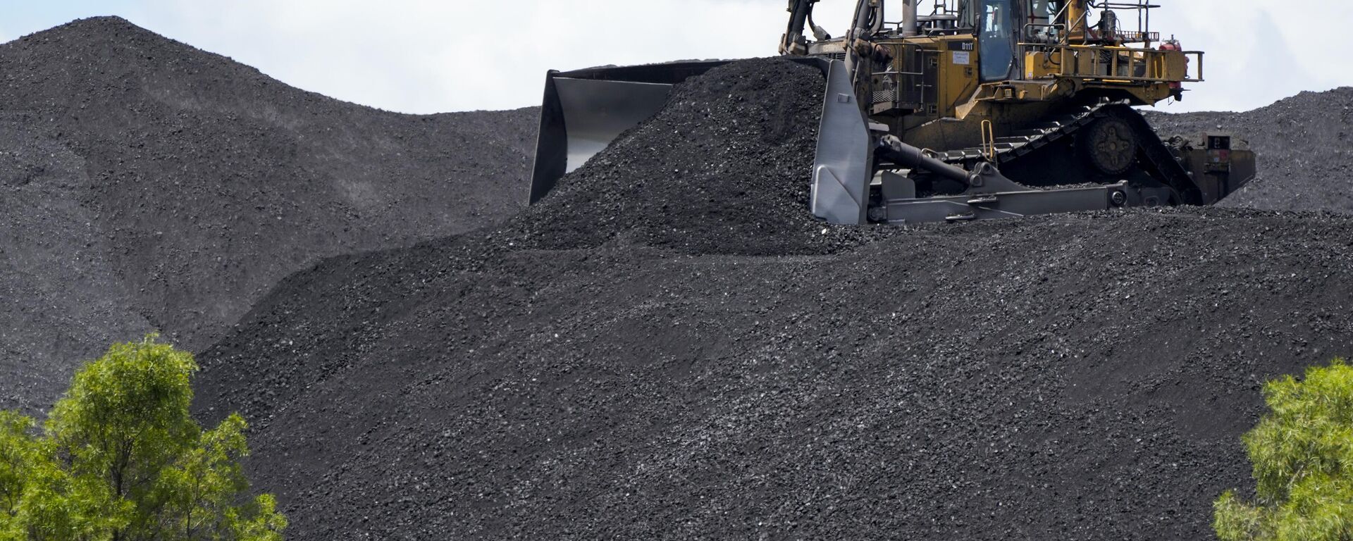 Heavy machinery moves coal at a mine near Muswellbrook in the Hunter Valley, Australia, Tuesday, Nov. 2, 2021.  - Sputnik International, 1920, 11.12.2022