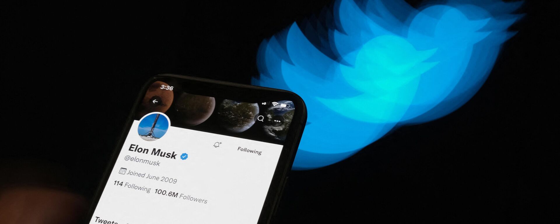 Elon Musk's Twitter page displayed on the screen of a smartphone with Twitter logo in the background in Los Angeles. - Sputnik International, 1920, 11.12.2022