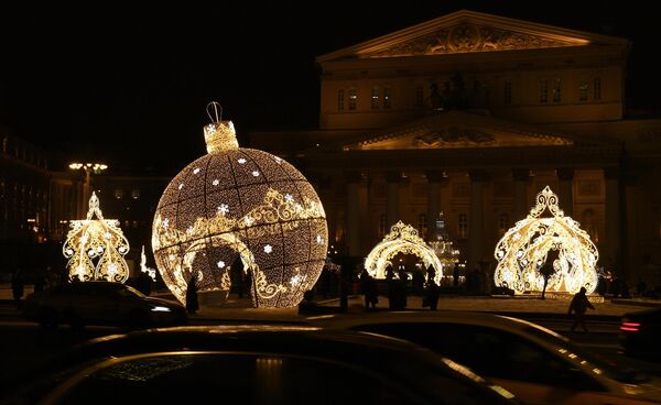 New Year installation on the square in front of the State Academic Bolshoi Theater in Moscow. - Sputnik International