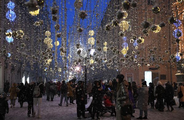 People on Nikolskaya Street in Moscow, decorated for Christmas and New Year. - Sputnik International