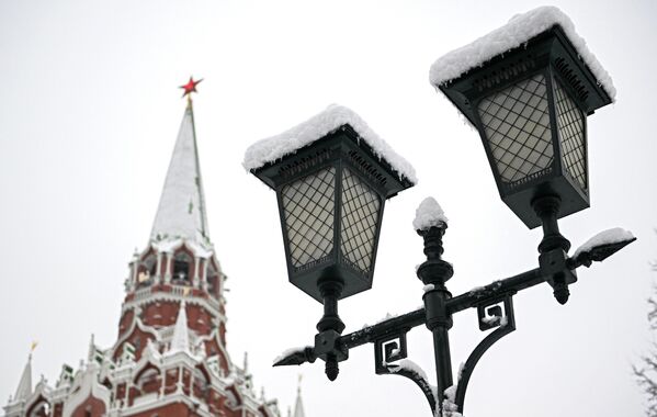 Snow-covered lantern in the Alexander Garden and a Kremlin tower. - Sputnik International