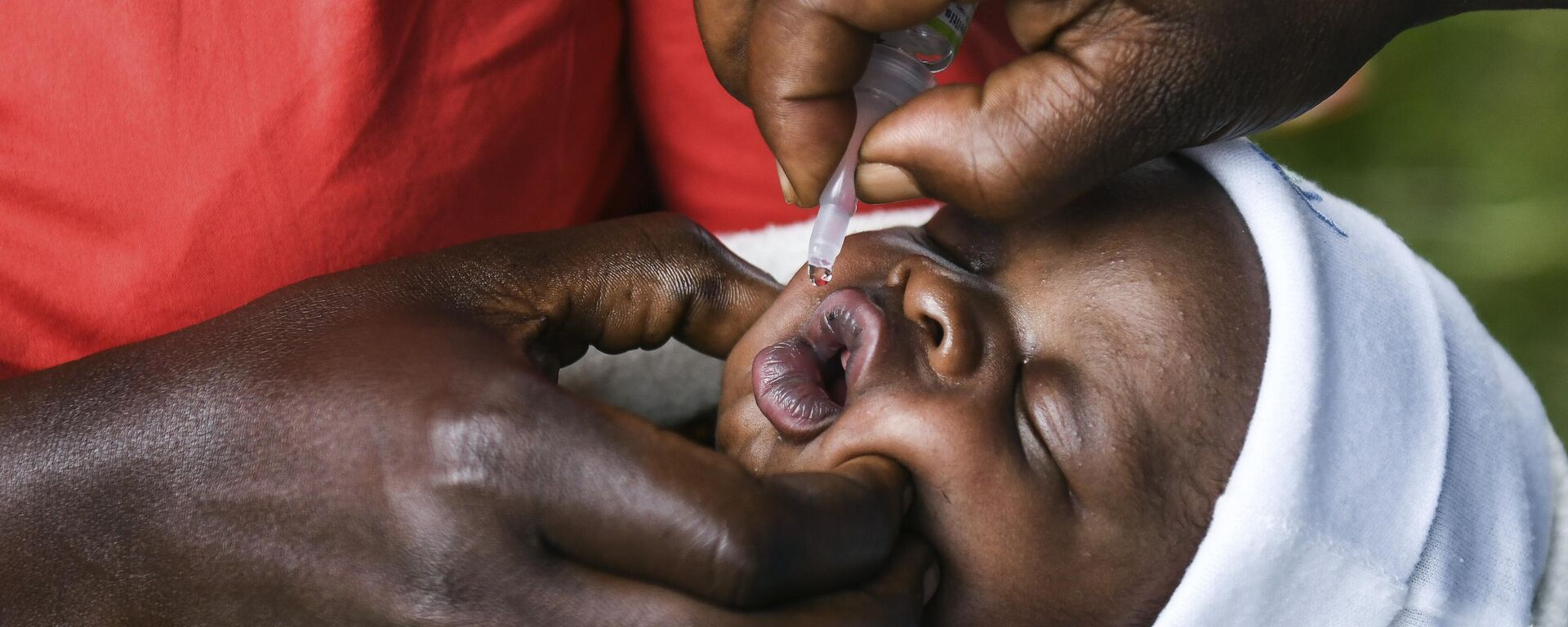 A baby receives a polio vaccine during the Malawi Polio Vaccination Campaign Launch in Lilongwe, Malawi, on March 20, 2022. - Sputnik International, 1920, 29.01.2023