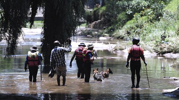 Rescue workers search the waters of the Jukskei river in Johannesburg, Sunday, Dec. 4, 2022.  - Sputnik International
