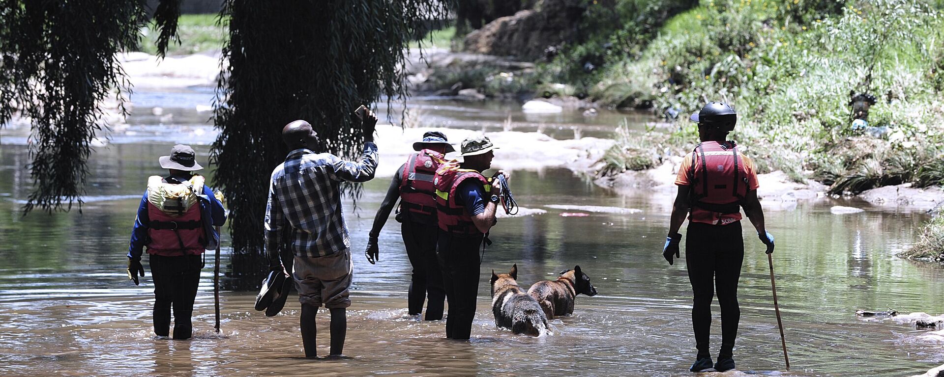 Rescue workers search the waters of the Jukskei river in Johannesburg, Sunday, Dec. 4, 2022.  - Sputnik International, 1920, 26.12.2022