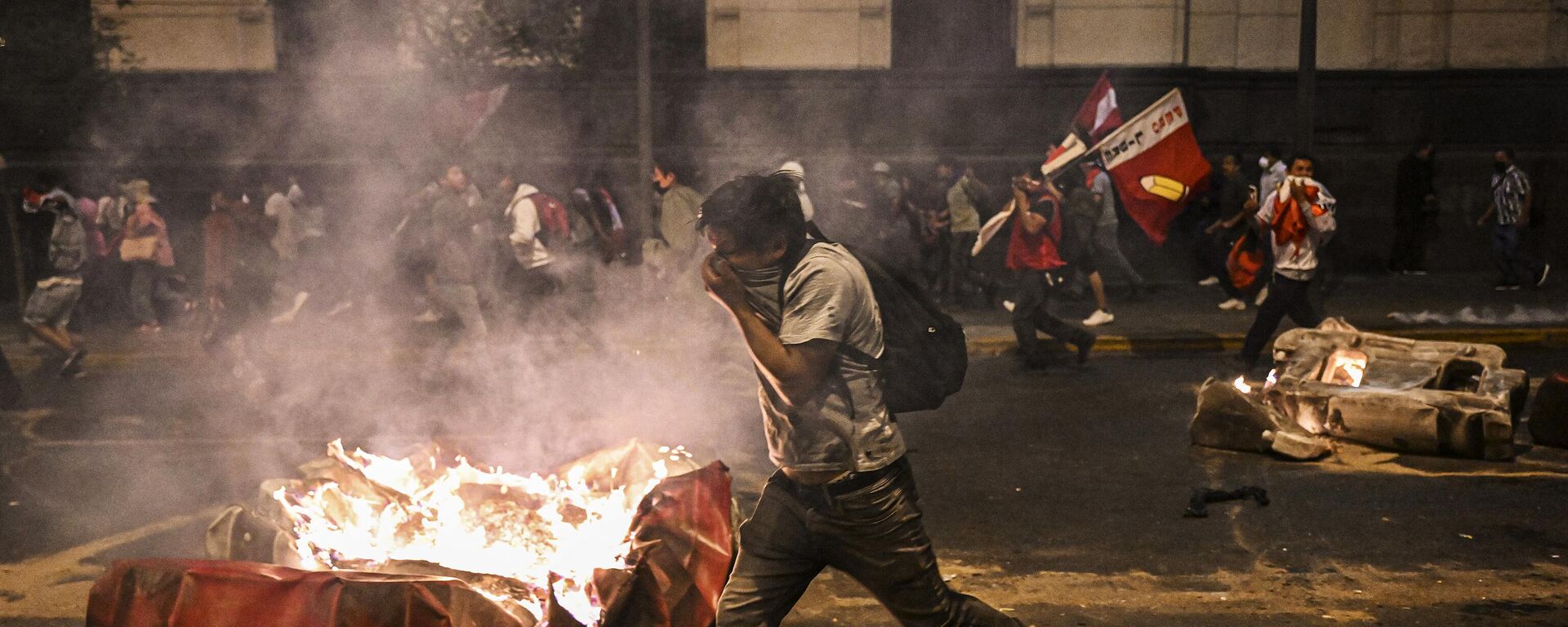 Supporters of former President Pedro Castillo clash with riot police during a demonstration demanding his release and the closure of the Peruvian Congress in Lima, on December 11, 2022.  - Sputnik International, 1920, 27.12.2022