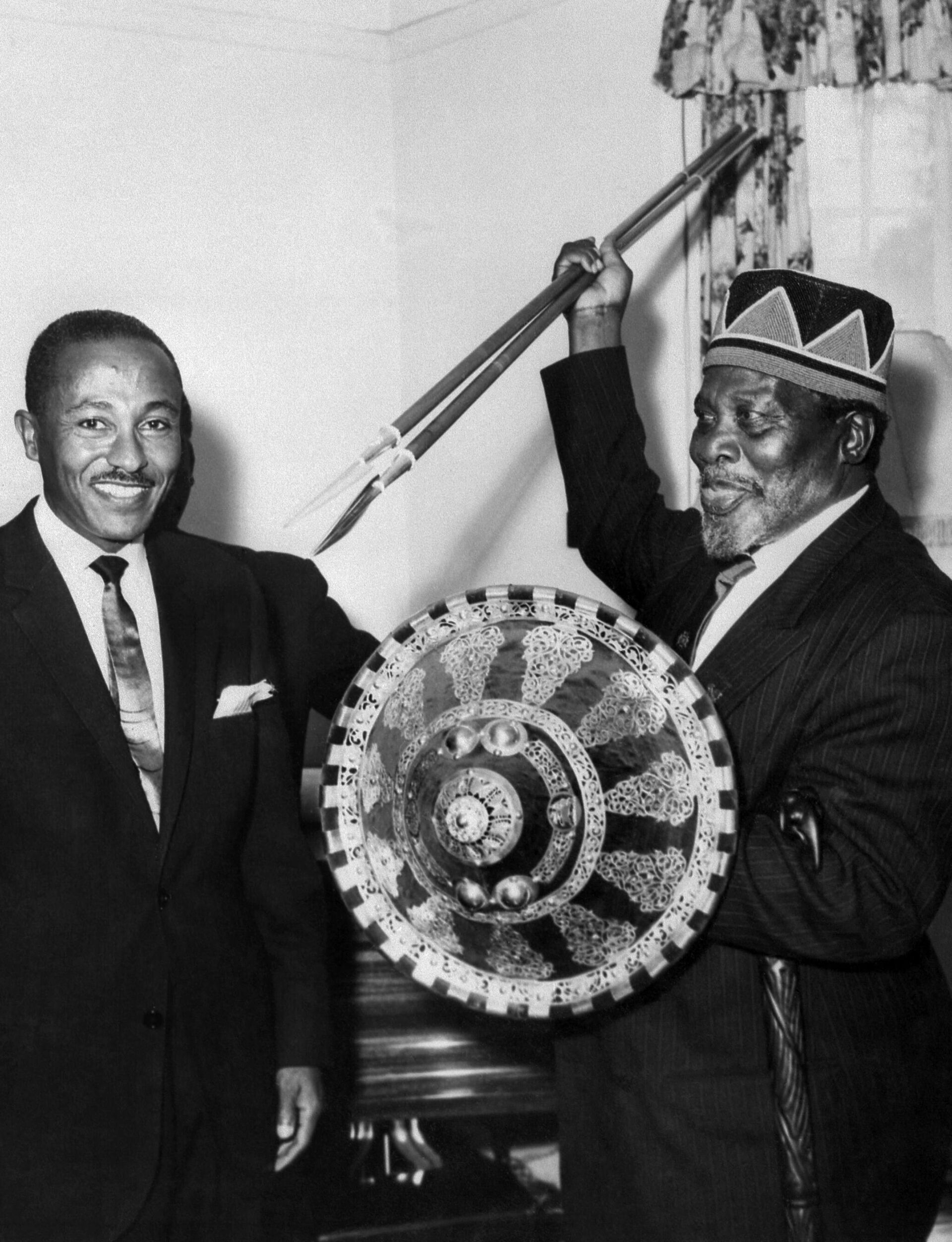 Prime minister of the autonomous Kenyan government, Jomo Kenyatta, (R) poses with presents offered by foreign delegations, December 13, 1963 in Nairobi after independence was declared on December 12, 1963. - Sputnik International, 1920, 12.12.2022