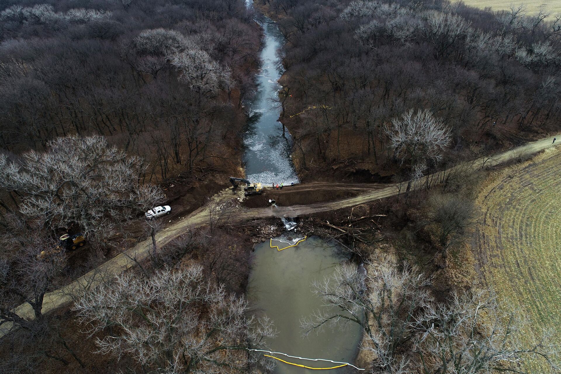 In this photo taken by a drone, cleanup continues in the area where the ruptured Keystone pipeline dumped oil into a creek in Washington County, Kan., Friday, Dec. 9, 2022. (DroneBase via AP) - Sputnik International, 1920, 23.12.2022
