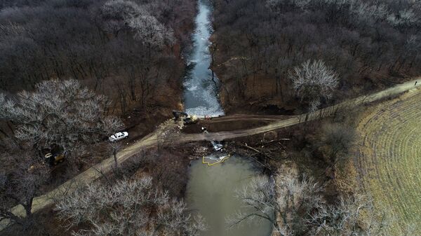 In this photo taken by a drone, cleanup continues in the area where the ruptured Keystone pipeline dumped oil into a creek in Washington County, Kan., Friday, Dec. 9, 2022. (DroneBase via AP) - Sputnik International