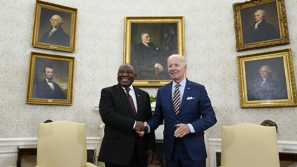 President Joe Biden shakes hands with South African President Cyril Ramaphosa as they meet in the Oval Office of the White House, Friday, Sept. 16, 2022, in Washington.  - Sputnik International