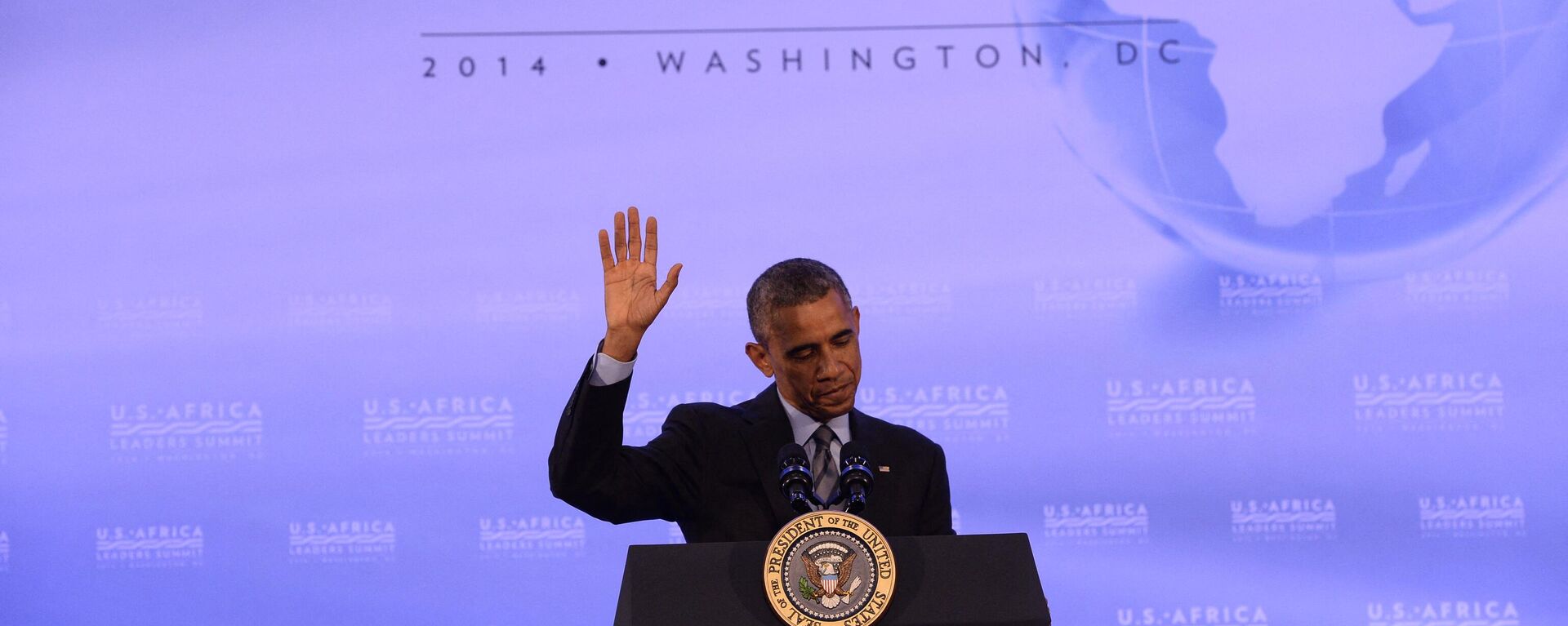 US President Barack Obama waves as he finishes a press conference at the end of the US-Africa Leaders Summit in Washington, DC, on August 6, 2014. - Sputnik International, 1920, 14.12.2022