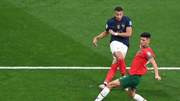 France's Kylian Mbappé and Morocco's Ashraf Dari face off in the World Cup semi-final match between France and Morocco. - Sputnik International