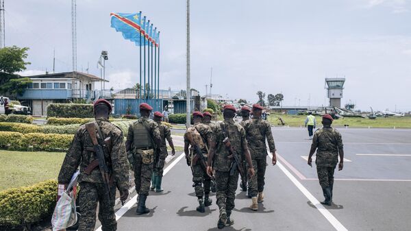 Soldiers of the Congolese Republican Guard walk on the tarmac of the airport in Goma, eastern Democratic Republic of Congo on November 12, 2022. - Sputnik International