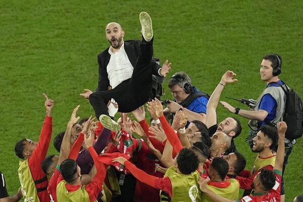 Morocco&#x27;s head coach Walid Regragui is thrown in the air at the end of the World Cup round of 16 soccer match between Morocco and Spain, at the Education City Stadium in Al Rayyan, Qatar, Tuesday, December 6, 2022. - Sputnik International