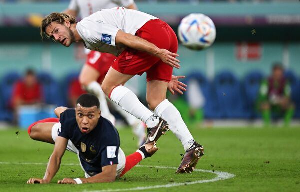 France&#x27;s Kylian Mbappe (left) and Denmark&#x27;s Joakim Andersen (right) play in the World Cup group stage match between France and Denmark. - Sputnik International