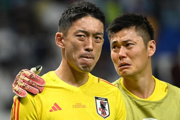 Japan&#x27;s goalkeeper #12 Shuichi Gonda (L) and Japan&#x27;s goalkeeper #01 Eiji Kawashima react to their team&#x27;s defeat in the Qatar 2022 World Cup round of 16 football match between Japan and Croatia at the Al-Janoub Stadium in Al-Wakrah, south of Doha, December 5, 2022. (Photo by Ina Fassbender / AFP) - Sputnik International