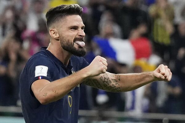 France&#x27;s Olivier Giroud celebrates after Kylian Mbappe scored their side&#x27;s second goal during the World Cup round of 16 soccer match between France and Poland at the Al Thumama Stadium in Doha, Qatar, Sunday, December 4, 2022. (AP Photo/Ricardo Mazalan) - Sputnik International