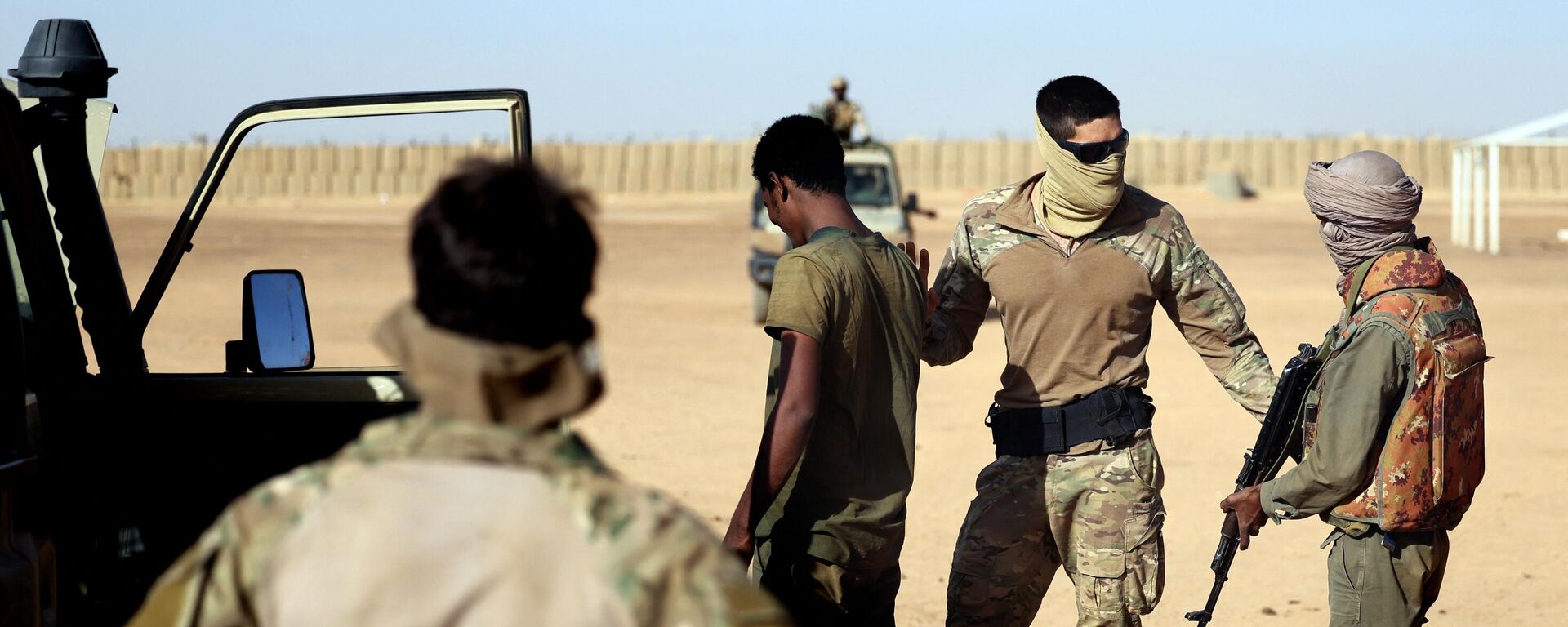 A French Marine Special Operation Forces officer trains Mali's FAMA soldiers as new Task Force Takuba multinationals military mission in sub-Saharan Africa's troubled region, in the Mali's Menaka army base, on December 7, 2021. - Sputnik International, 1920, 15.12.2022